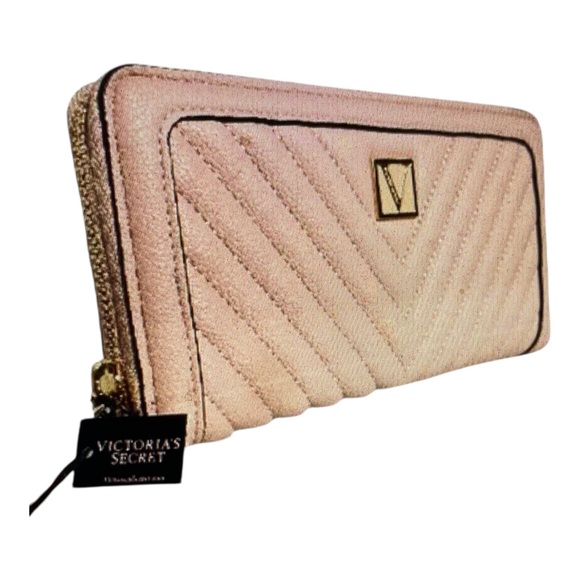 Victoria's Secret - Pink Quilted  Wallet with Multiple Compartments! Brand New - Picture 1 of 4